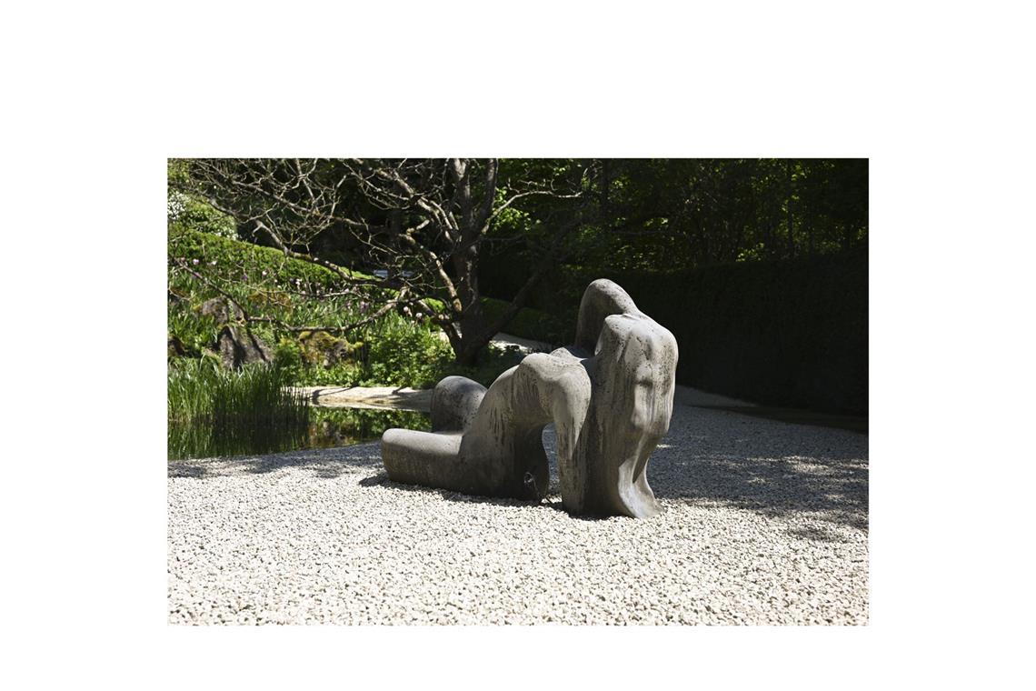 Natürlich finden sich im französischen Garten auch Skulpturen – wie auch am Rande des Teiches.