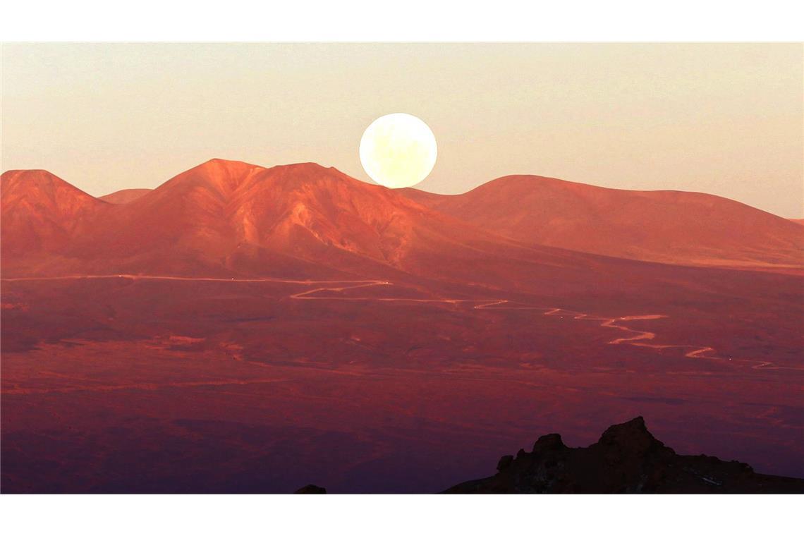 Naturschönheit: Der Mond ist von San Pedro de Atacama aus über der Atacama-Wüste zu sehen.