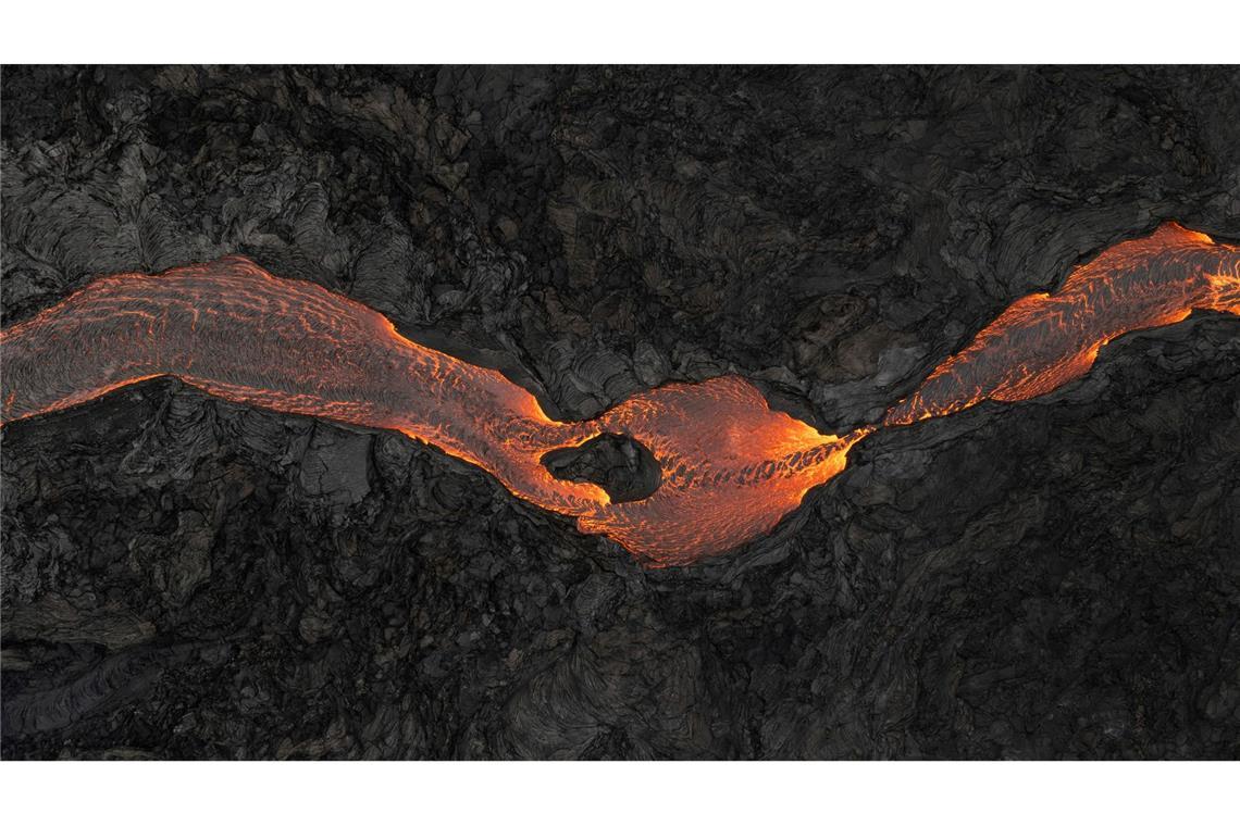 Naturspektakel auf Island: Ein Lavafluss schlängelt sich in der Nähe von Grindavik an einem Vulkan entlang.