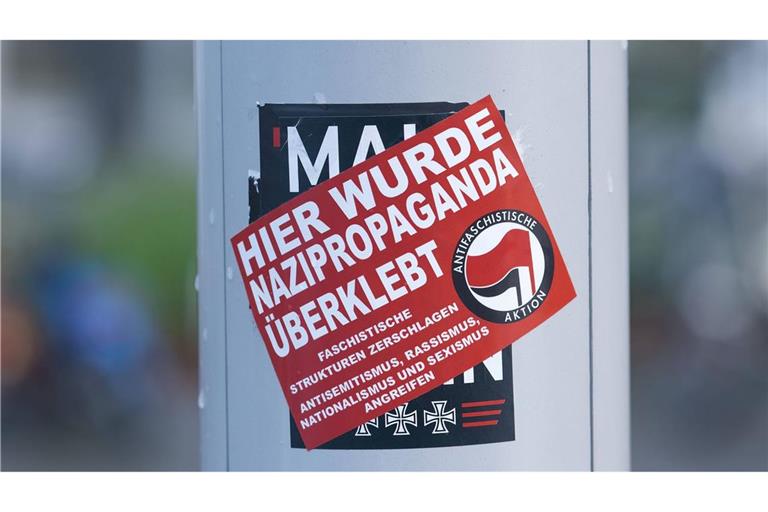 "Nazi-Keule": Protestaufkleber gegen Faschismus im nordrhein-westfälischen  Düsseldorf.