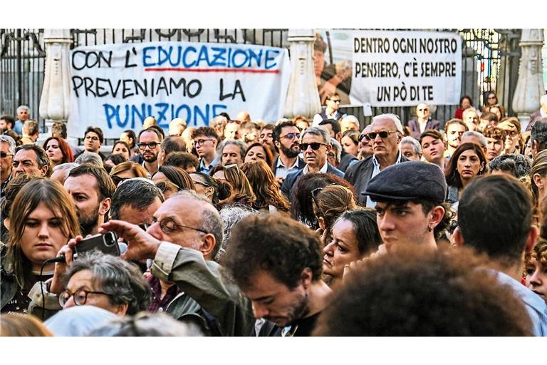 Neapolitaner demonstrieren gegen die Gewalt auf den Straßen der Stadt unter dem Vesuv.