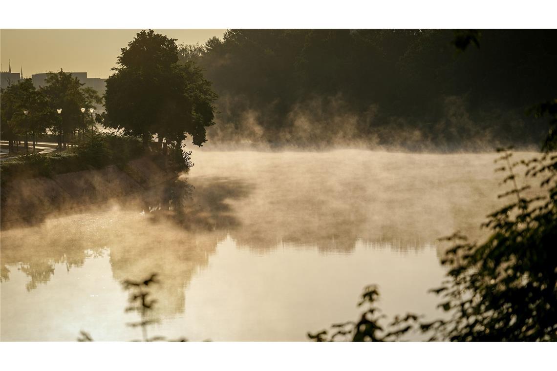 Nebel steigt bei aufgehender Sonne am Morgen im Sonnenaufgang über der Spree im Berliner Regierungsviertel auf.