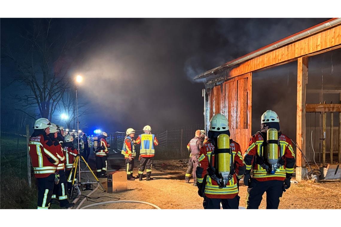 Neben der Feuerwehr waren auch Einsatzkräfte der Polizei und des Rettungsdienstes vor Ort.