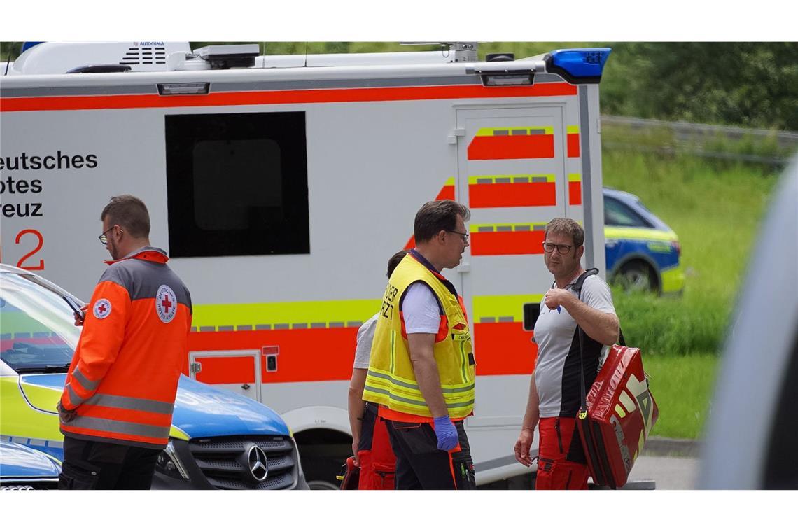 Neben der Polizei befand sich auch zahlreiche Kräfte des Rettungsdienstes im Einsatz, ...