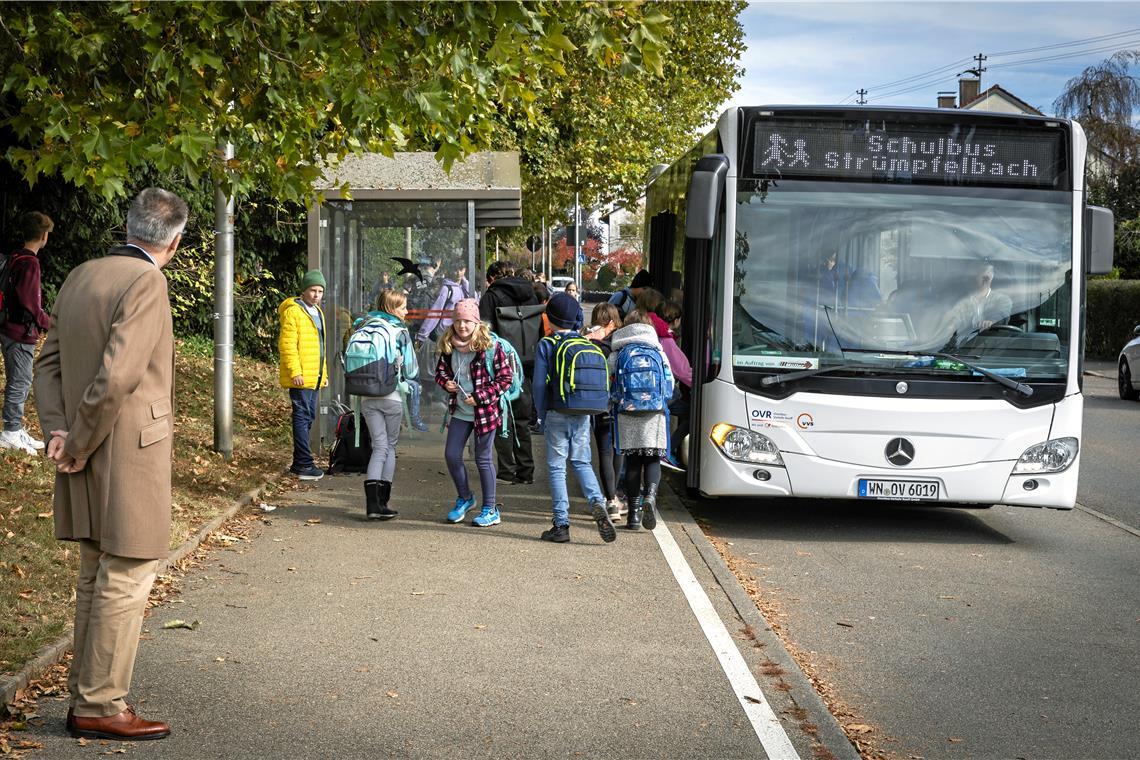 Neben der regulären Buslinie 390 wird für die Kinder aus Strümpfelbach auch ein Schulbus eingesetzt. Hier sammelt er am Nachmittag Schülerinnen und Schüler des Tausgymnasiums und der Gemeinschaftsschule in der Taus ein. Der Schulleiter des Tausgymnasiums Udo Weisshaar (vorne links) verschafft sich regelmäßig einen Überblick über die Situation. Foto: Alexander Becher