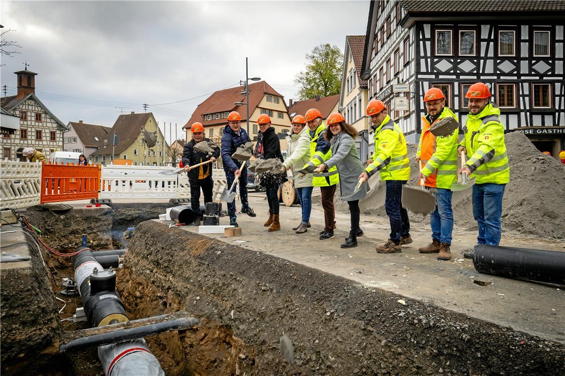 Neben der Sulzbacher Bürgermeisterin Veronika Franco Olias (Vierte von rechts) sind beim Spatenstich Mitarbeiter der Süwag, des Ingenieurbüros Frank und des Bauunternehmens Georg Eichele mit von der Partie. Foto: Alexander Becher