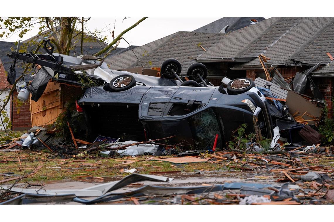 Neben Gebäuden wurden durch die Tornados auch Fahrzeuge und Bäume in Mitleidenschaft gezogen.