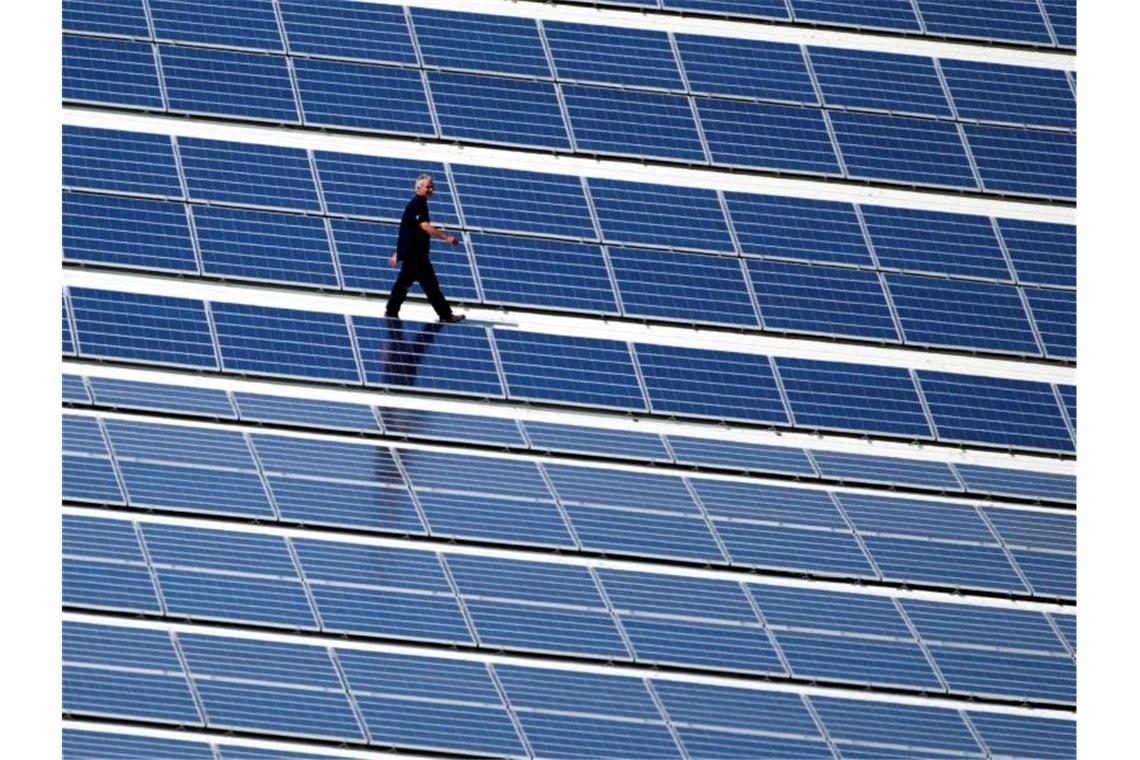 Kommunen fordern 100.000 Solardächer für öffentliche Gebäude Neben Verwaltungsgebäuden könnten auch Kitas, Sportstätten oder der kommunale Wohnungsbestand mit Solardächern ausgestattet werden, schlägt der Deutsche Städte- und Gemeindebund vor. Foto: Jens Büttner/dpa-Zentralbild/dpa