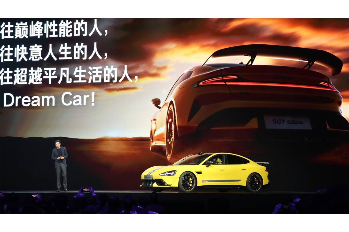 Nein, das ist kein Porsche. Xiaomi-Chef Lei Jun bei der Vorstellung des SU7 Ultra, der dem Taycan   ähnlich sieht.