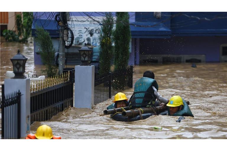 Nepal: Rettungskräfte evakuieren einen Bewohner, der in einem überschwemmten Viertel gefangen war.