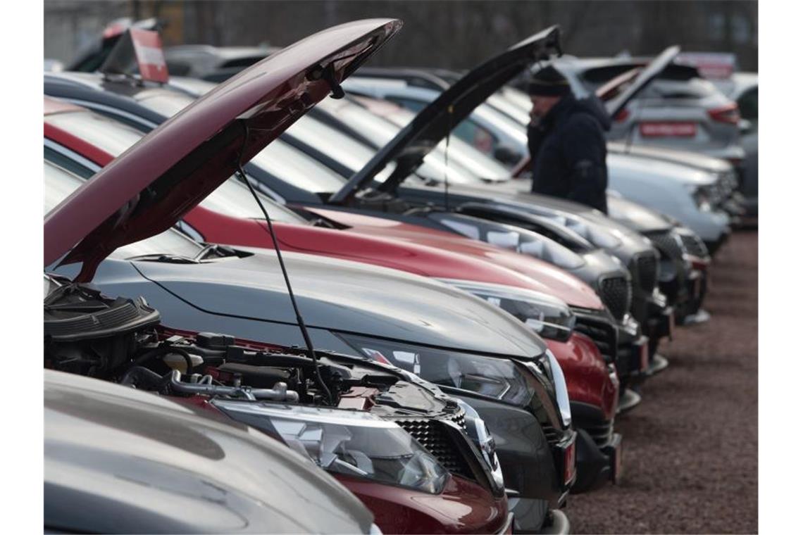 Autohäuser und Werkstätten: Schrumpfende Geschäfte Neu- und Gebrauchtwagen stehen bei einem Autohändler nebeneinander. Foto: Sebastian Kahnert/dpa-Zentralbild/dpa/Symbolbild