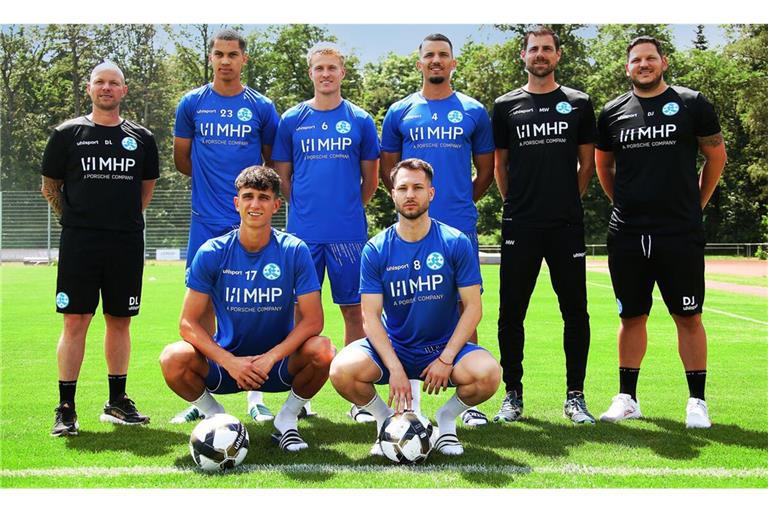 Neue Gesichter: Co-Trainer Dominik Lang, Nyamekye Awortwie-Grant, Vico Meien, Milan Petrovic, Chefcoach Marco Wildersinn, Torwarttrainer Denis Jercic (hinten v. li.); Konrad Riehle (Rückkehrer nach Leihende in Großaspach), David Tomic (vorne v. li.)