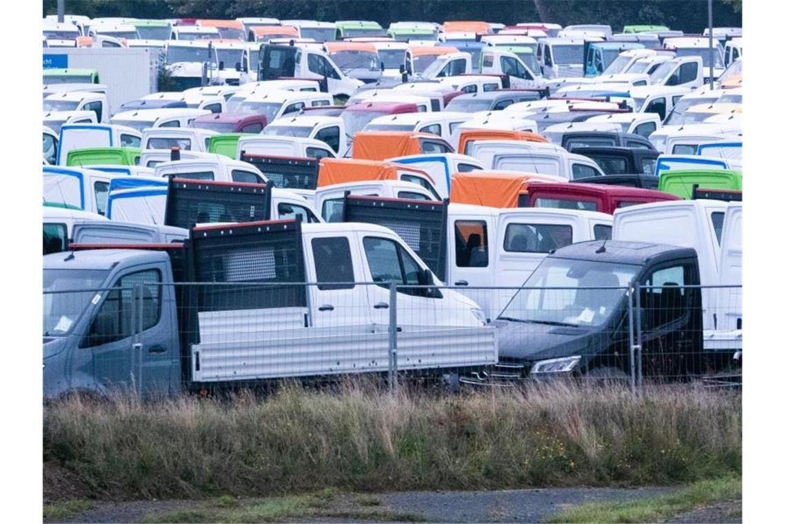 Neue Nutzfahrzeuge von Mercedes-Benz stehen auf einem Parkplatz an der Messe Hannover. Foto: Demy Becker/dpa