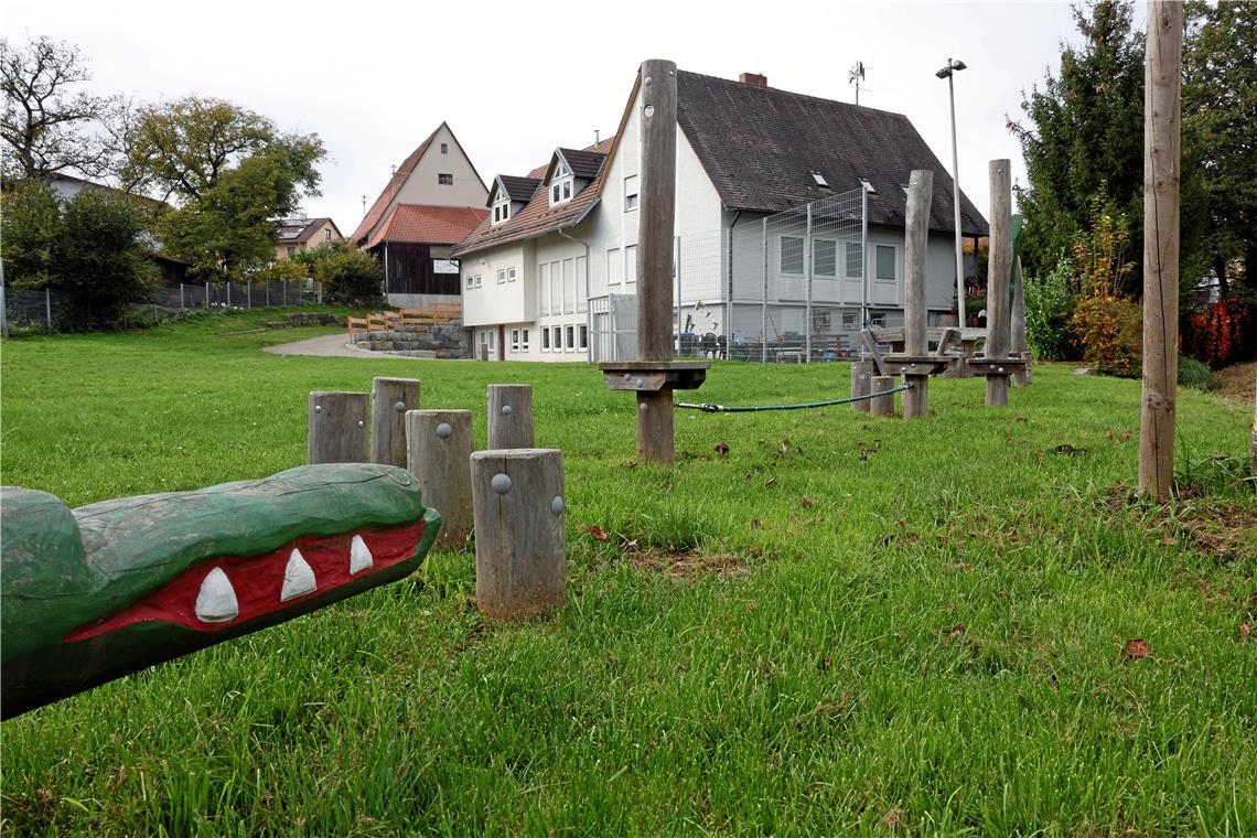 Neue Spielgeräte werten die Fläche hinter dem Rathaus auf. Foto: Alexander Becher