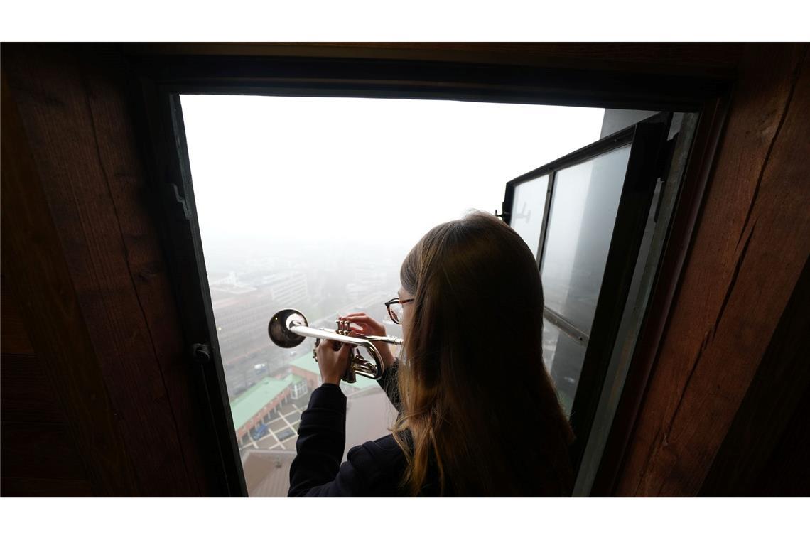 Neue Töne über Hamburg: Neele Fokken, neue Türmerin am Hamburger Michel, spielt den Türmer-Choral auf dem Türmerboden der Hauptkirche St. Michaelis. Fokken wird sich als erste Frau die Position mit dem langjährigen Hamburger Türmer Josef Thöne teilen.