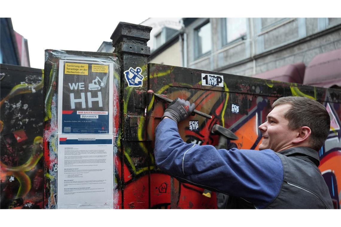 Neuer Sichtschutz für die Herbertstraße: Ein Schlosser entfernt einen Bolzen an der alten Sichtschutzanlage am östlichen Eingang der Herbertstraße im Stadtteil St. Pauli. Die denkmalgeschützte Sichtschutzanlage an der Ostseite wird komplett durch eine neue Toranlage ersetzt.