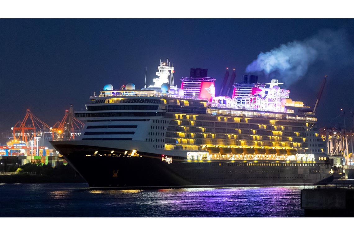 Neues Kreuzfahrtschiff "Disney Dream" läuft am Morgen in den Hamburger Hafen ein