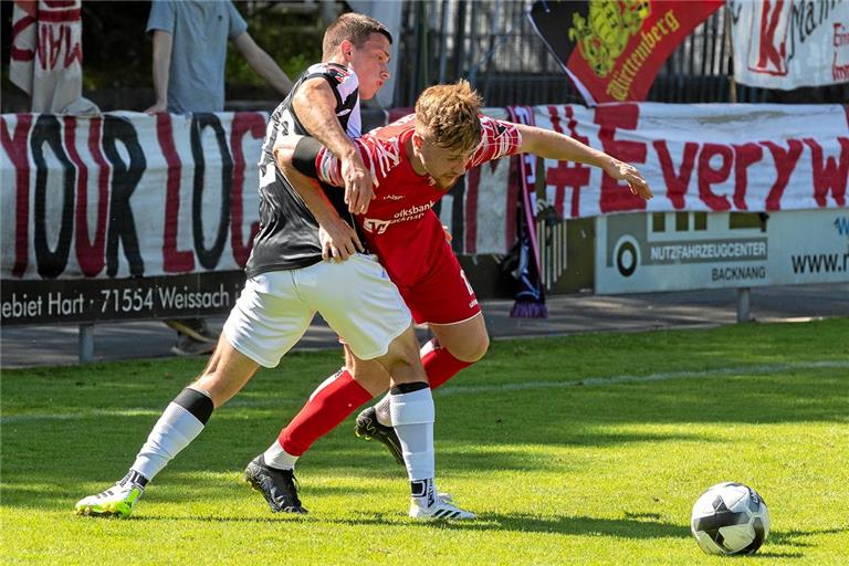 Neuling FC 08 VillingenII wehrt sich nach Kräften, am Ende setzt sich Talha Özen (rechts) mit der TSG Backnang aber verdient mit 2:0 durch. Foto: Jörg Fiedler