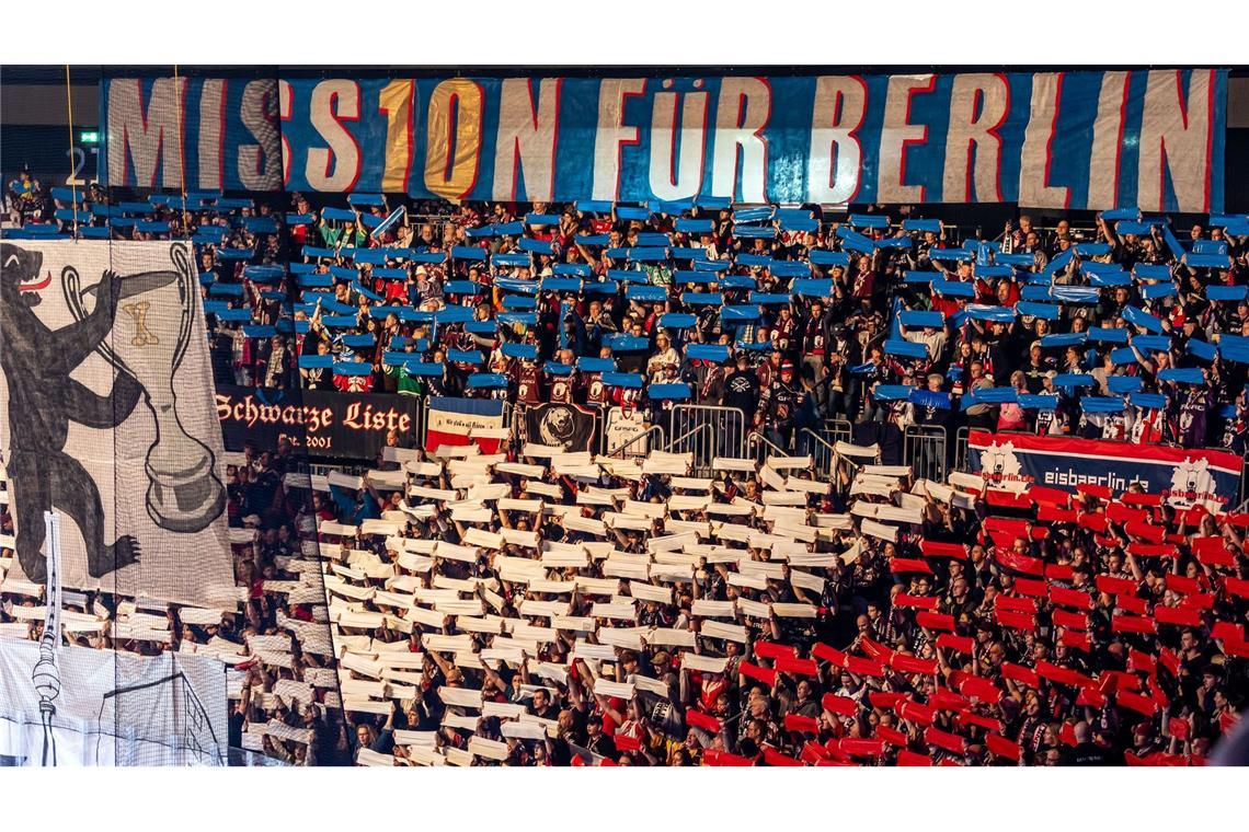 Neunmal sind die Eisbären Berlin schon Meister geworden. Nun wollen die Fans den zehnten Titel. "Miss10n für Berlin" ist groß auf einem Banner zu lesen. Die Mannschaft ist in guter Form. Gegen die Straubing Tigers siegt der Rekordmeister mit 3:1.