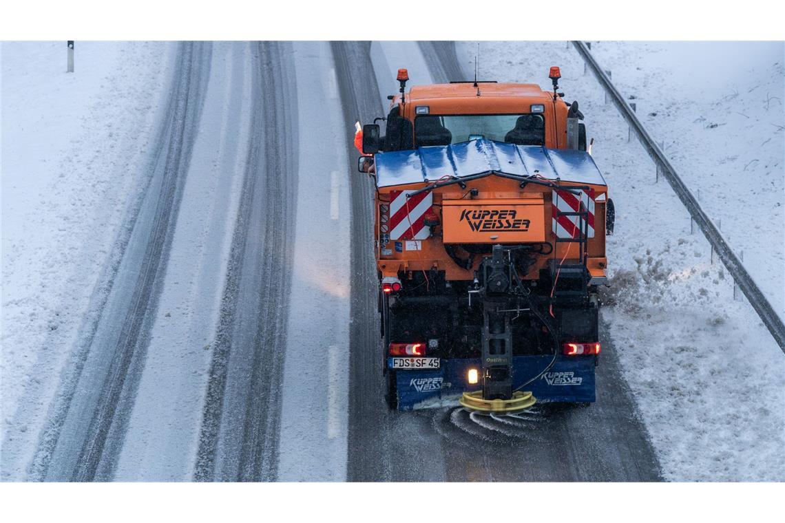 Neuschnee im Schwarzwald und der Schwäbischen Alb - Ein Fahrzeug des Winterdienstes bahnt und streut auf der Bundesstraße 28 auf dem Kniebis.