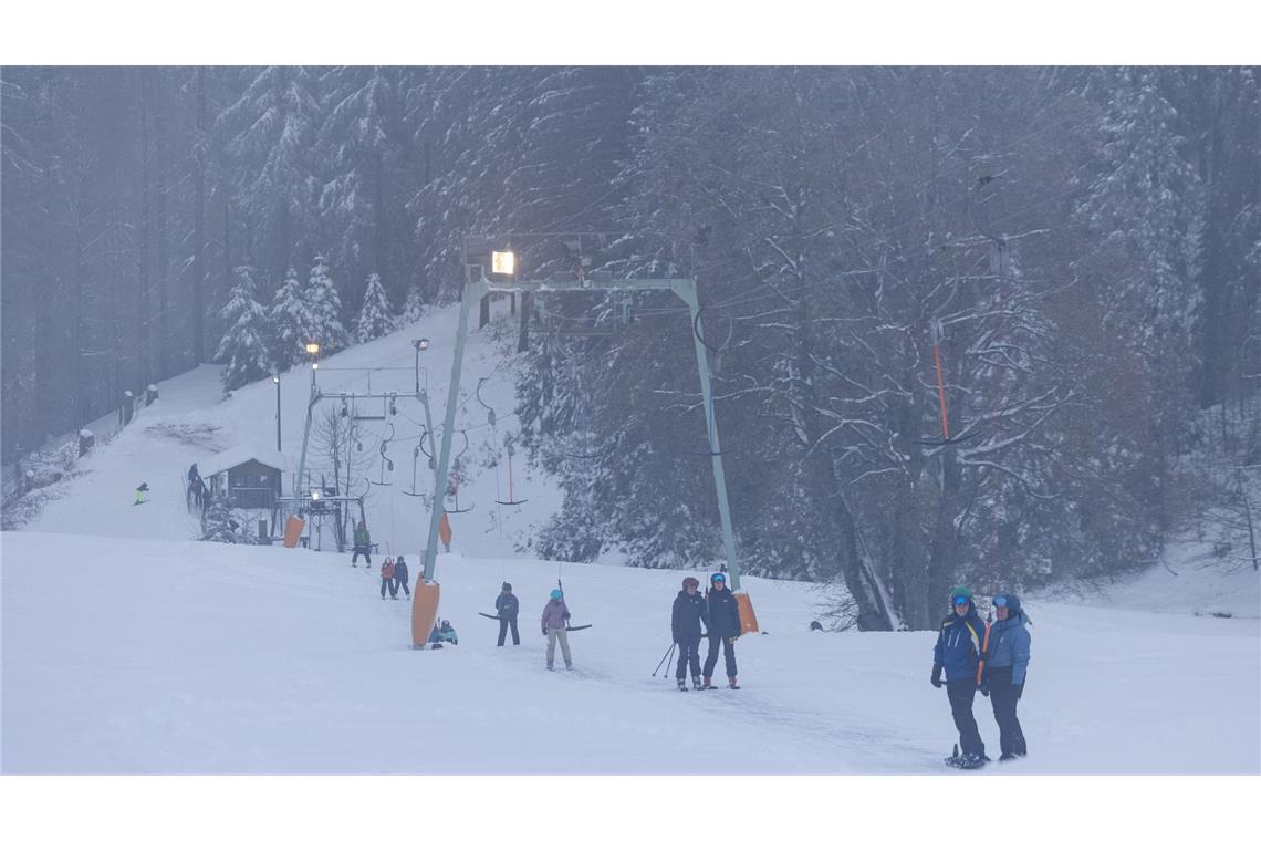 Nicht immer haben Skifahrer Glück wie in diesem Fall – häufig bleibt die Piste wegen Extremwetters gesperrt.