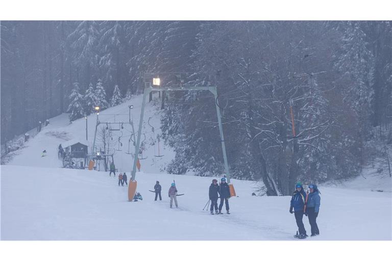 Nicht immer haben Skifahrer Glück wie in diesem Fall – häufig bleibt die Piste wegen Extremwetters gesperrt.