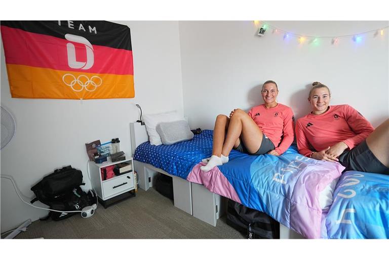 Nicht luxuriös, aber praktisch: die deutschen Handball-Nationalspielerinnen Katharina Filter (rechts) und Jenny Behrend in ihrem Zimmer im olympischen Dorf. Vorab waren mutmaßliche „Anti-Sex-Betten“ ein Thema.