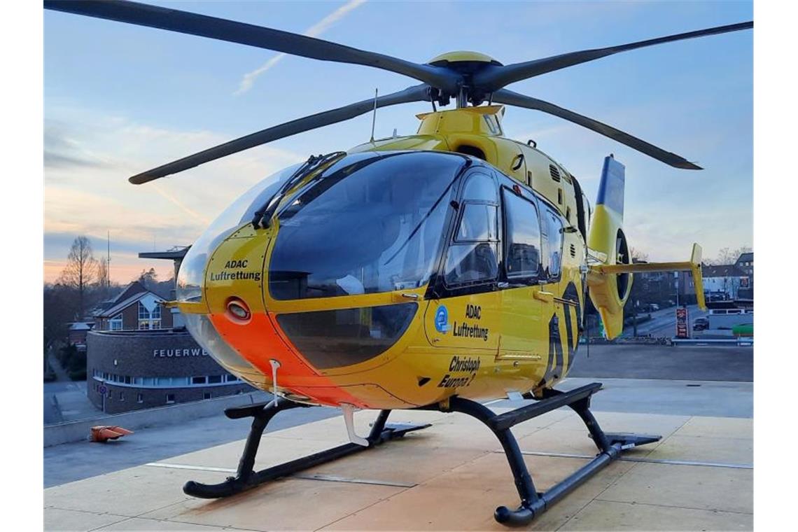 Baby Martin wurde im Rettungshubschrauber geboren Nicht mal der Helikopter Christoph Europa 2 ist für den kleinen Martin Timotheus aus Nordrhein-Westphalen schnell genug gewesen. Foto: ADAC Luftrettung/dpa