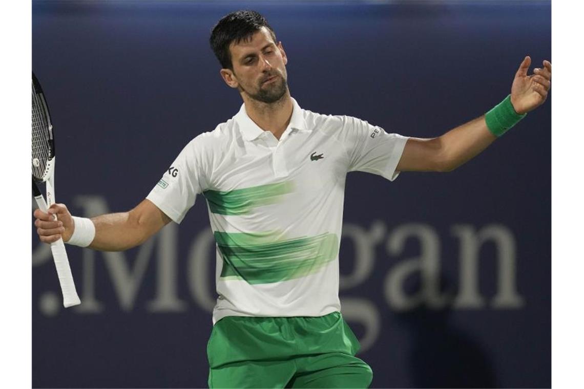 Djokovic verliert Führung der Weltrangliste an Medwedew Nicht mehr Erster der Weltrangliste: Novak Djokovic reagiert nach einem verlorenen Punkt. Foto: Kamran Jebreili/AP/dpa