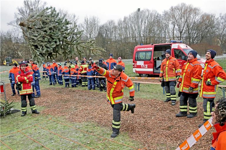 Nicht nur in Schwaikheim fliegen die Bäume beim traditionellen Christbaumweitwurf der freiwilligen Feuerwehr durch die Luft. In Backnang und Umgebung landen sie allerdings meistens auf der Straße, bevor sie abgeholt und verwertet werden. Archivfoto: Ralph Steinemann