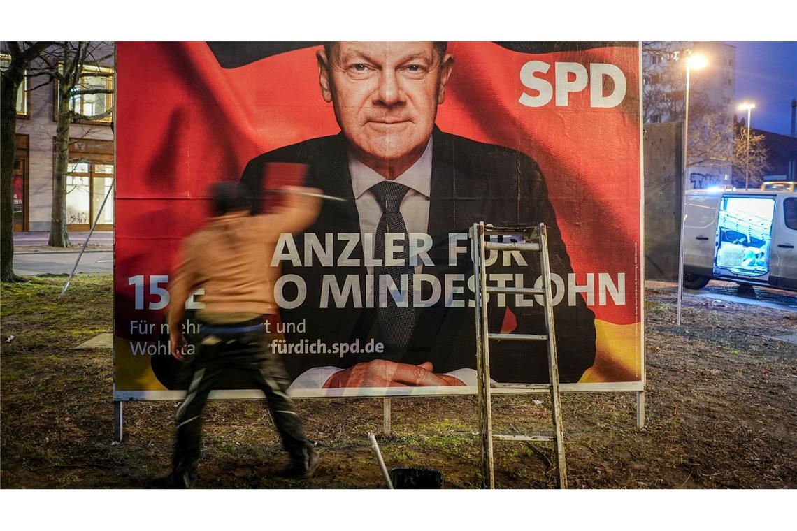 Nicht nur mit Plakaten, auch in sozialen Medien wird für die Parteien geworben. (Archivbild)