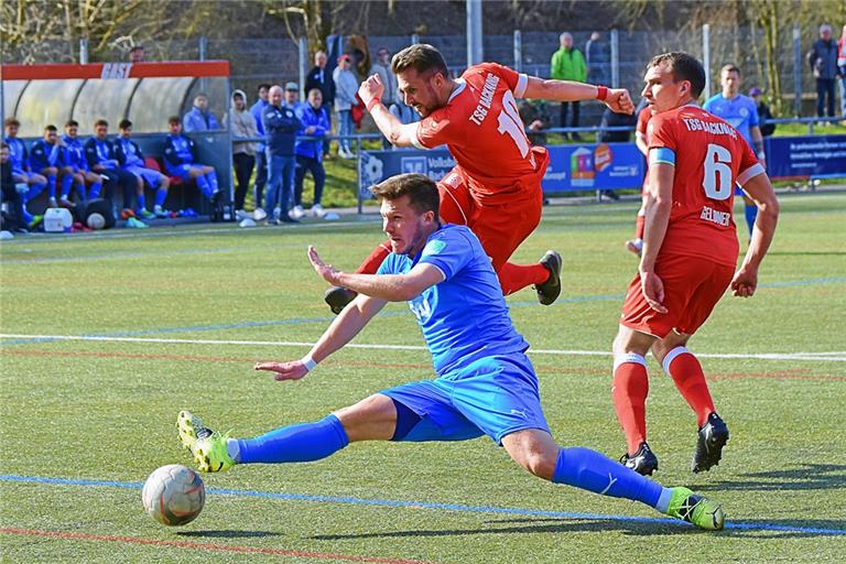 Nicht zu bremsen: Mario Marinic (Mitte). Mit dem 3:0 macht der Routinier nach gut einer halben Stunde seinen Hattrick perfekt. Foto: T. Sellmaier