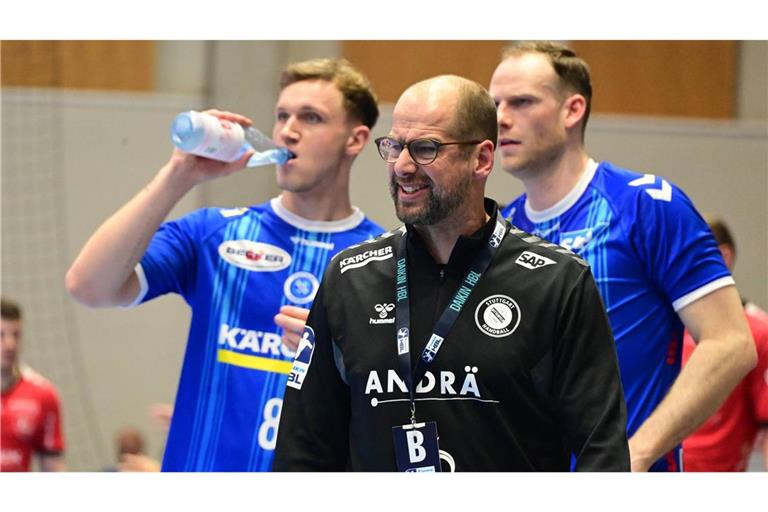 Nichts zu holen in Kassel: TVB-Trainer Jürgen Schweikardt mit seinen Spielern Nico Schöttle (li.) und Lenny Rubin.