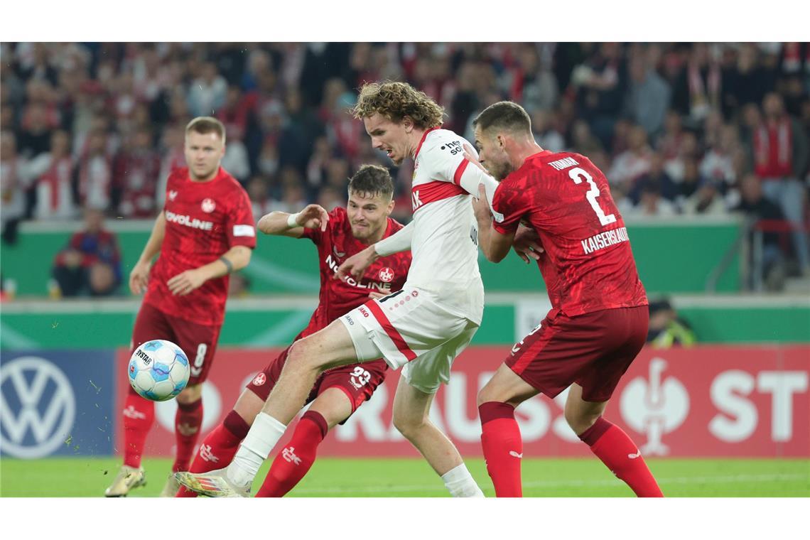 Nick Woltemade und der VfB Stuttgart sind mit einem 2:1-Sieg über Kaiserslautern ins Achtelfinale eingezogen.