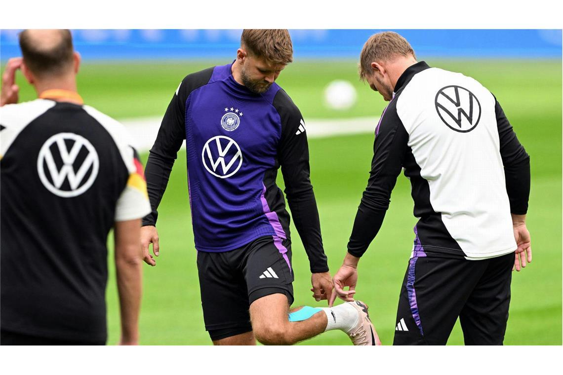 Niclas Füllkrug (Mitte) trug beim Training einen blauen Verband am Unterschenkel.