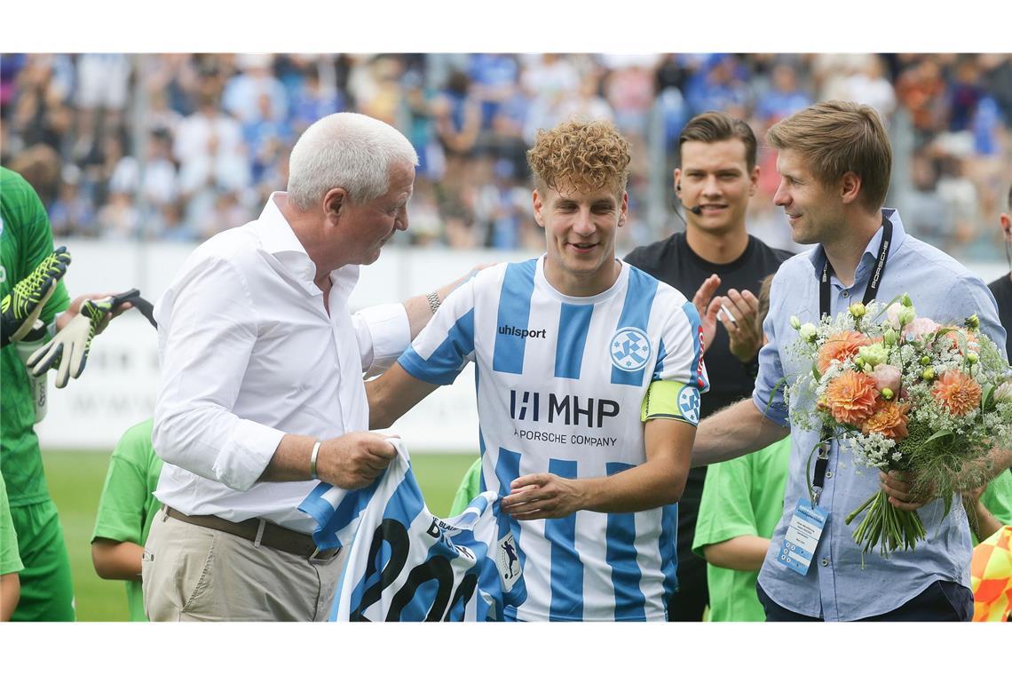 Nico Blank wird von Präsident Rainer Lorz (li.) und Sportdirektor Marc Stein für sein 200. Spiel im Dress der Kickers.