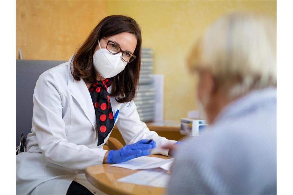 Hausärzte kämpfen mit enormem Misstrauen wegen Astrazeneca Nicola Buhlinger-Göpfarth (l), Fachärztin für Allgemeinmedizin, spricht in ihrer Praxis mit einer Patientin. Foto: Christoph Schmidt/dpa/Archivbild