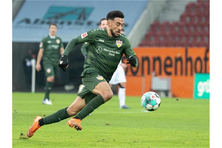 Nicolas Gonzalez von Stuttgart spielt den Ball. Foto: Matthias Balk/dpa