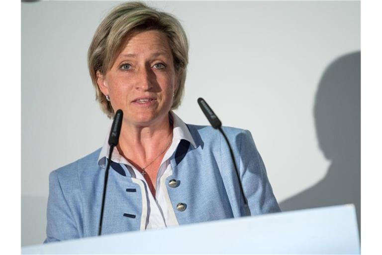 Nicole Hoffmeister-Kraut (CDU), Wirtschaftsministerin von Baden-Württemberg, spricht auf einer Veranstaltung. Foto: Sebastian Gollnow/Archiv