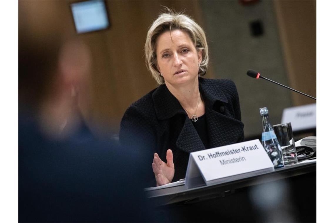 Expo-Ausschuss sieht Fehler im Wirtschaftsministerium Nicole Hoffmeister-Kraut (CDU), Wirtschaftsministerin von Baden-Württemberg, vor dem U-Ausschuss. Foto: Christoph Schmidt/dpa/Archivbild