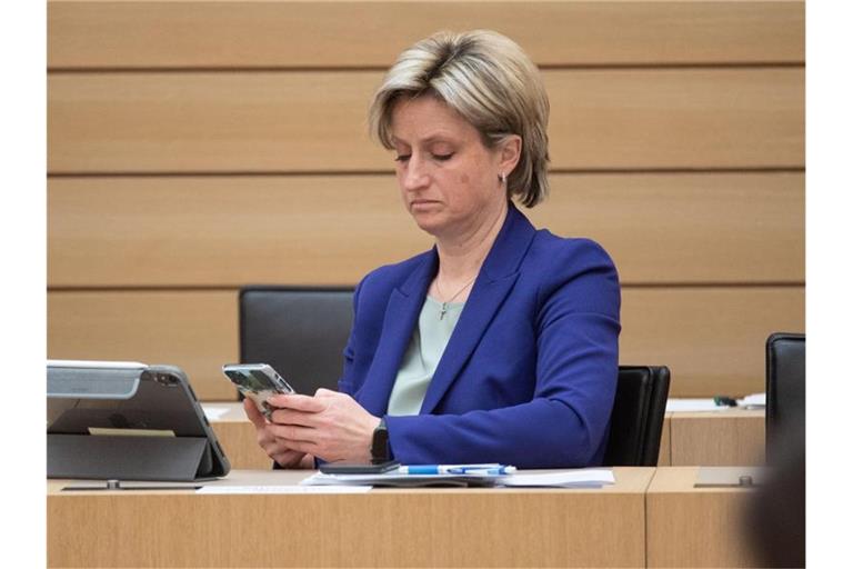 Nicole Hoffmeister-Kraut (CDU), Wirtschaftsministerin von Baden-Württemberg, nimmt an einer Plenarsitzung des Landtags von Baden-Württemberg teil. . Foto: Marijan Murat/dpa/Archivbild