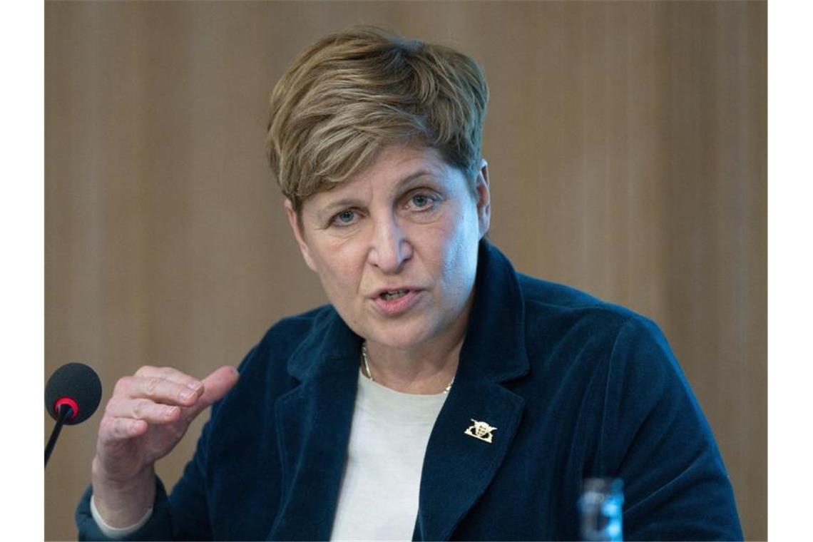 Nicole Razavi (CDU), baden-württembergische Ministerin für Wohnen und Landesentwicklung, spricht bei einer Regierungs-Pressekonferenz im Landtag von Baden-Württemberg zu Journalisten. Foto: Bernd Weißbrod/dpa/Archivbild