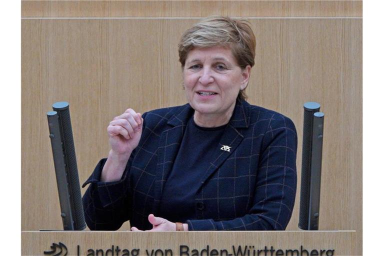 Nicole Razavi (CDU), Ministerin für Wohnen und Landesentwicklung, spricht im Landtag. Foto: Bernd Weißbrod/dpa/Archiv