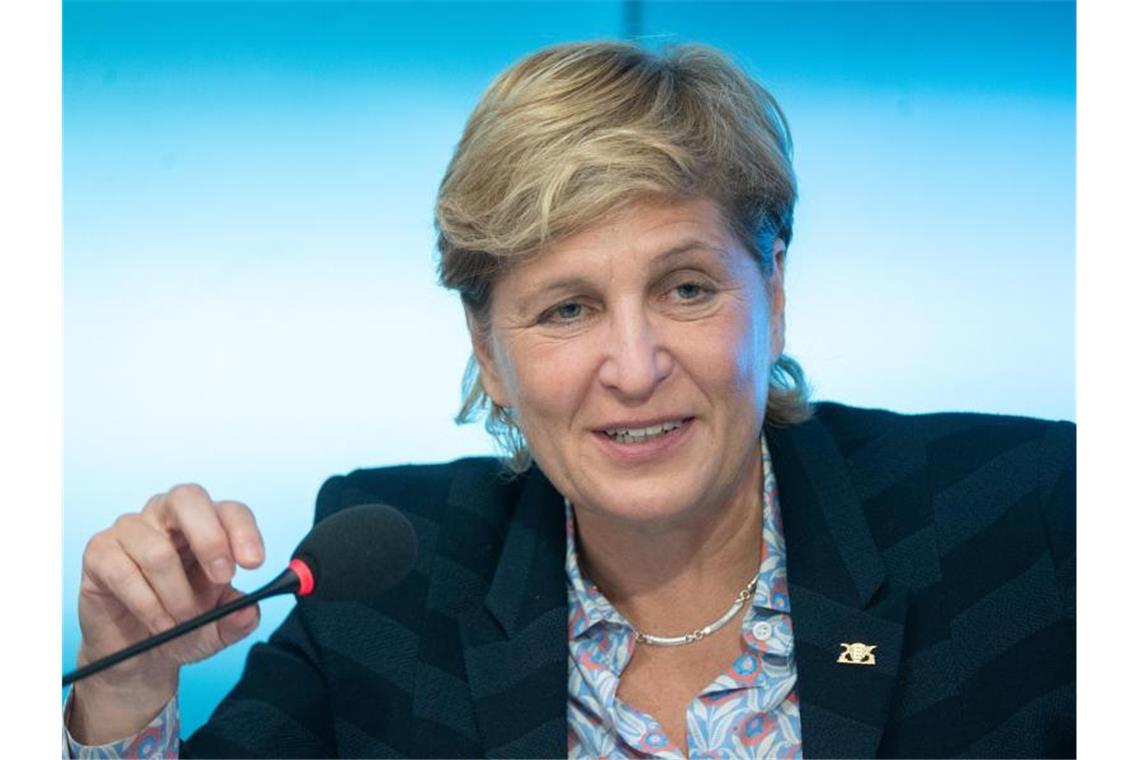 Nicole Razavi spricht im Landtag während einer Regierungs-Pressekonferenz. Foto: Bernd Weißbrod/dpa