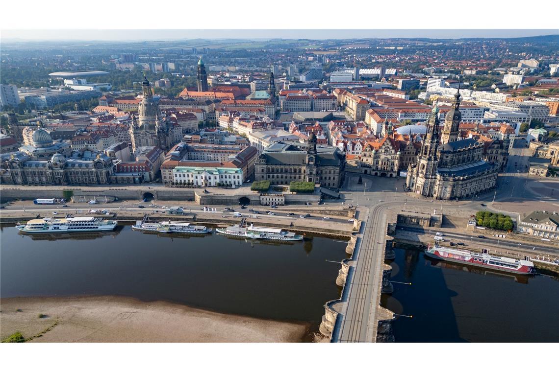 Niedrig ist der Wasserstand der Elbe in Dresden.