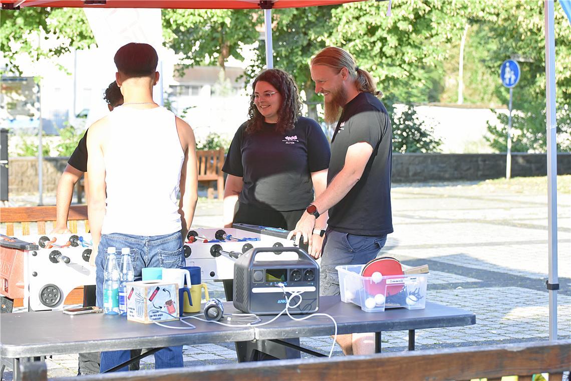 Niedrigschwellige Angebote wie hier das sogenannte mobile Jugendhaus im Biegel erleichtern die Kontaktaufnahme der Streetworker Dirk Rohoff und Ronja Weller (von rechts) zu den Jugendlichen und jungen Erwachsenen. Foto: Tobias Sellmaier