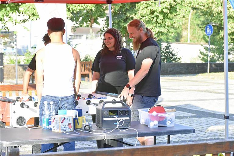 Niedrigschwellige Angebote wie hier das sogenannte mobile Jugendhaus im Biegel erleichtern die Kontaktaufnahme der Streetworker Dirk Rohoff und Ronja Weller (von rechts) zu den Jugendlichen und jungen Erwachsenen. Foto: Tobias Sellmaier