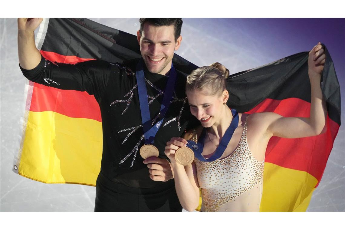 Nikita Wolodin (l) und Minerva Hase (r) holten erstmals seit 2011 wieder Gold für Deutschland bei einer Eiskunstlauf-EM.