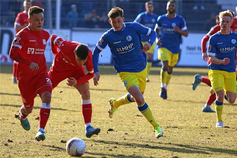 Niklas Pollex (links) und die TSG forderten den favorisierten Kickers alles ab. Am Ende hatte Backnang doch das Nachsehen. Foto: A. Hornauer