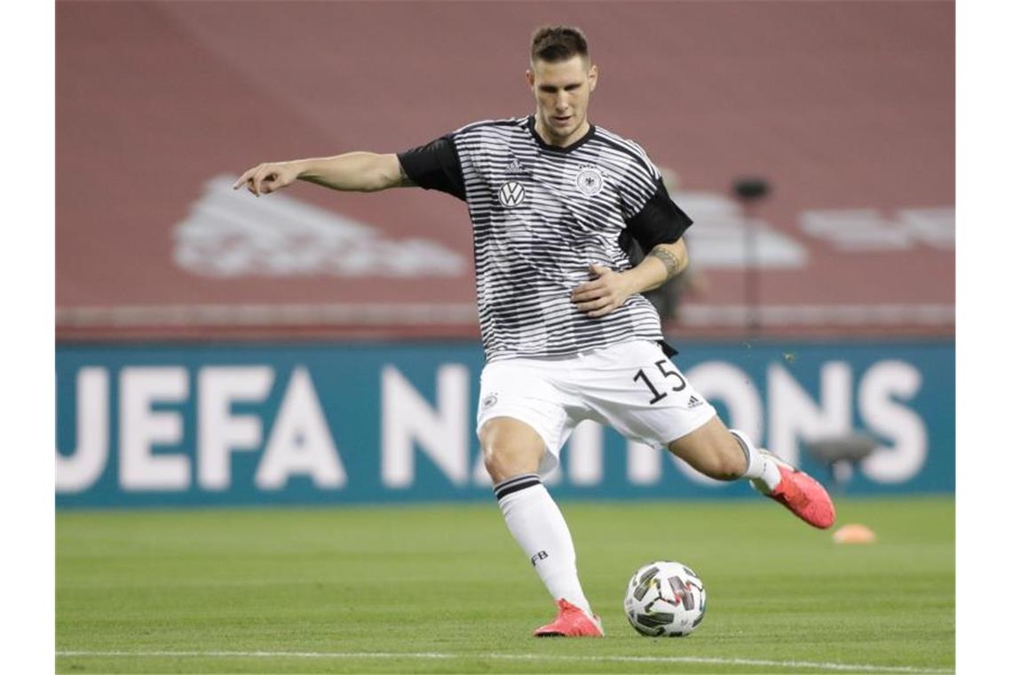 Müde Bayern erkämpfen Sieg beim VfB Niklas Süle wärmt sich vor einem Spiel auf. Foto: Daniel Gonzales Acuna/dpa/Archivbild